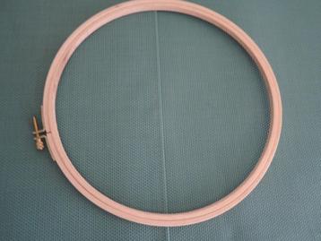 Ouderwetse houten borduurring beschikbaar voor biedingen