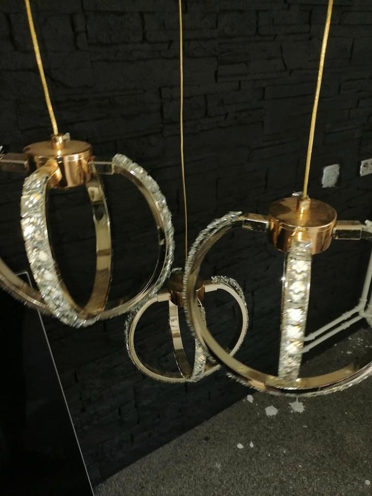Moderne hanglamp met kristallen ringen, Huis en Inrichting, Lampen | Hanglampen, Zo goed als nieuw, 50 tot 75 cm, Glas, Metaal