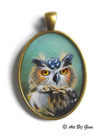 Portret van een Uiltje geschilderd op een metalen hanger beschikbaar voor biedingen