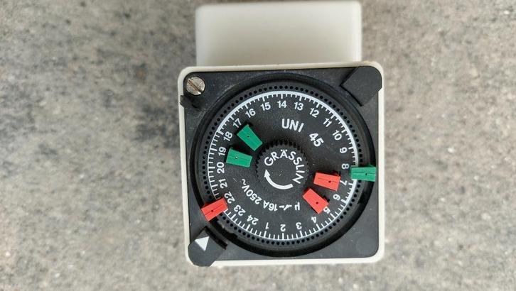 Schakelklok 220 volt  € 12,50, Hobby en Vrije tijd, Elektronica-componenten, Ophalen of Verzenden