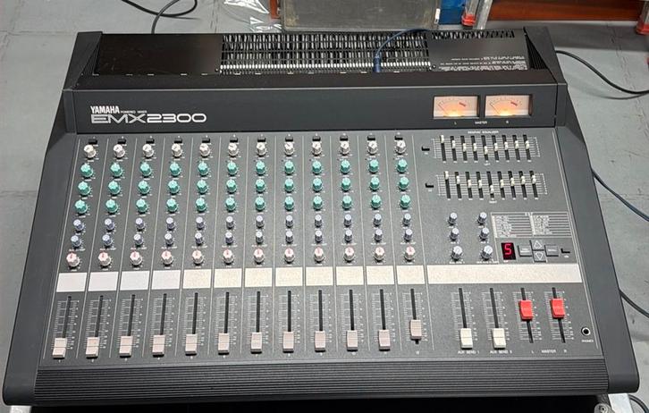 Yamaha EMX2300 Powered Mixer incl flightcase, Muziek en Instrumenten, Mengpanelen, Gebruikt, 10 tot 20 kanalen, Ophalen