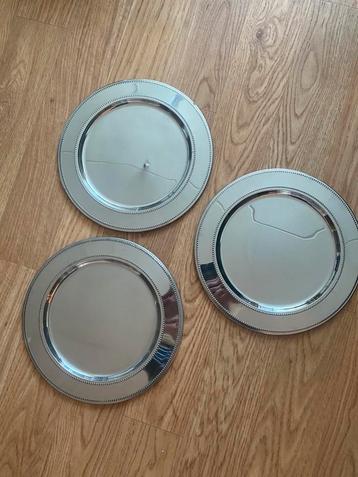 3 zilver look onderborden met parelrand.  beschikbaar voor biedingen