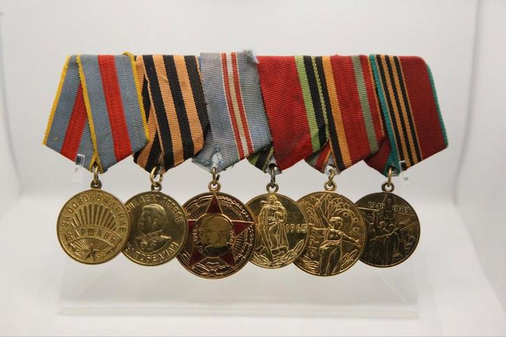 WWII Sovjet Medaille Bar Fadeev, Warsaw 1945 + Boekjes, Verzamelen, Militaria | Tweede Wereldoorlog, Overige soorten, Lintje, Medaille of Wings