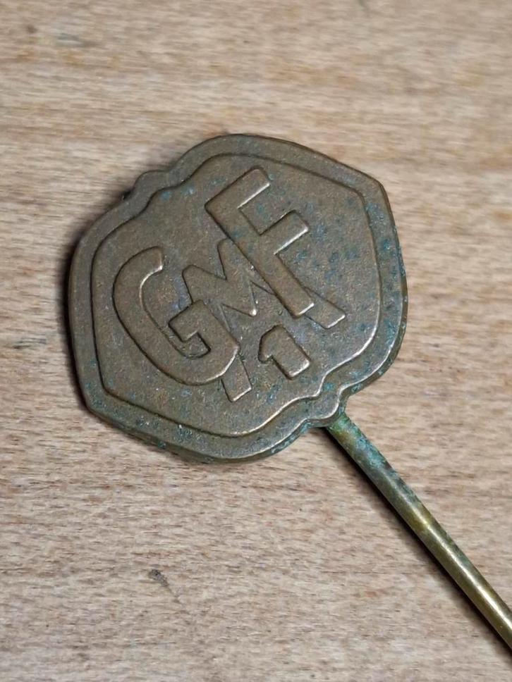 GELDERSE MOTOREN FABRIEK speldje, Verzamelen, Speldjes, Pins en Buttons, Gebruikt, Ophalen of Verzenden