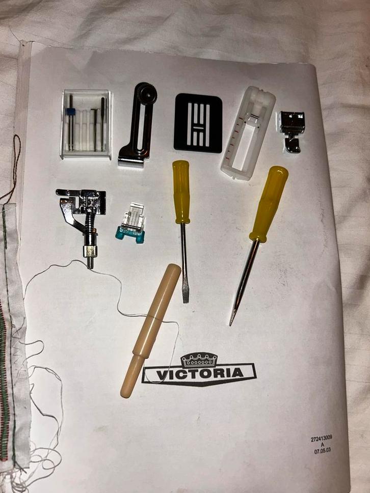 Victoria Naaimachine - Compleet met accessoires!, Hobby en Vrije tijd, Naaimachines en Toebehoren, Gebruikt, Naaimachine, Overige merken