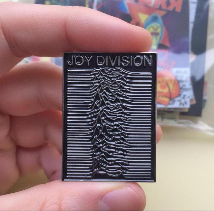 Joy Division Collectors Enamel Pin Broche Unknown Pleasures, Verzamelen, Muziek, Artiesten en Beroemdheden, Nieuw, Foto of Kaart