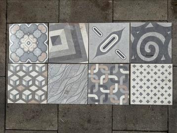 Nieuwe speelse tegels 22 x 22 beschikbaar voor biedingen