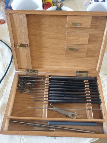 Vintage Chirurgische Messen Set in Houten Kist beschikbaar voor biedingen