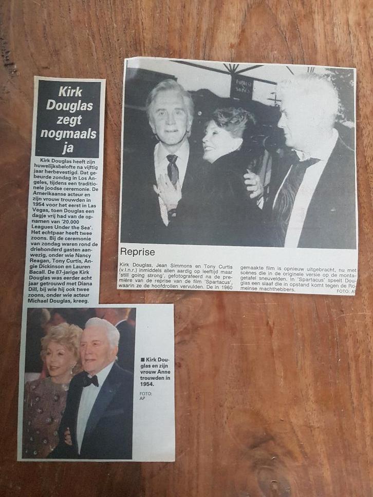 Krantenberichtjes filmster Kirk Douglas, Verzamelen, Tijdschriften, Kranten en Knipsels, Knipsel(s), 1980 tot heden, Ophalen of Verzenden