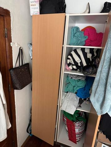 Lange kleding kast beschikbaar voor biedingen