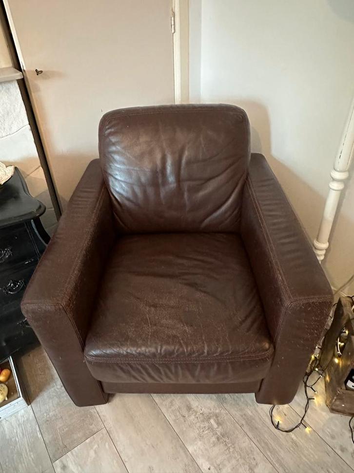 Gratis bruine fauteuil – leren stoel met gebruikssporen, Huis en Inrichting, Fauteuils, Gebruikt, Leer, 50 tot 75 cm, Minder dan 75 cm