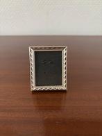 Vintage fotolijstje met gedecoreerde metalen rand + glas 5*6, Ophalen of Verzenden