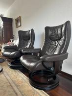 Twee Ekornes lederen gemaksstoelen met een voetenbankje, Huis en Inrichting, Fauteuils, Ophalen, Gebruikt, Minder dan 75 cm, Hout