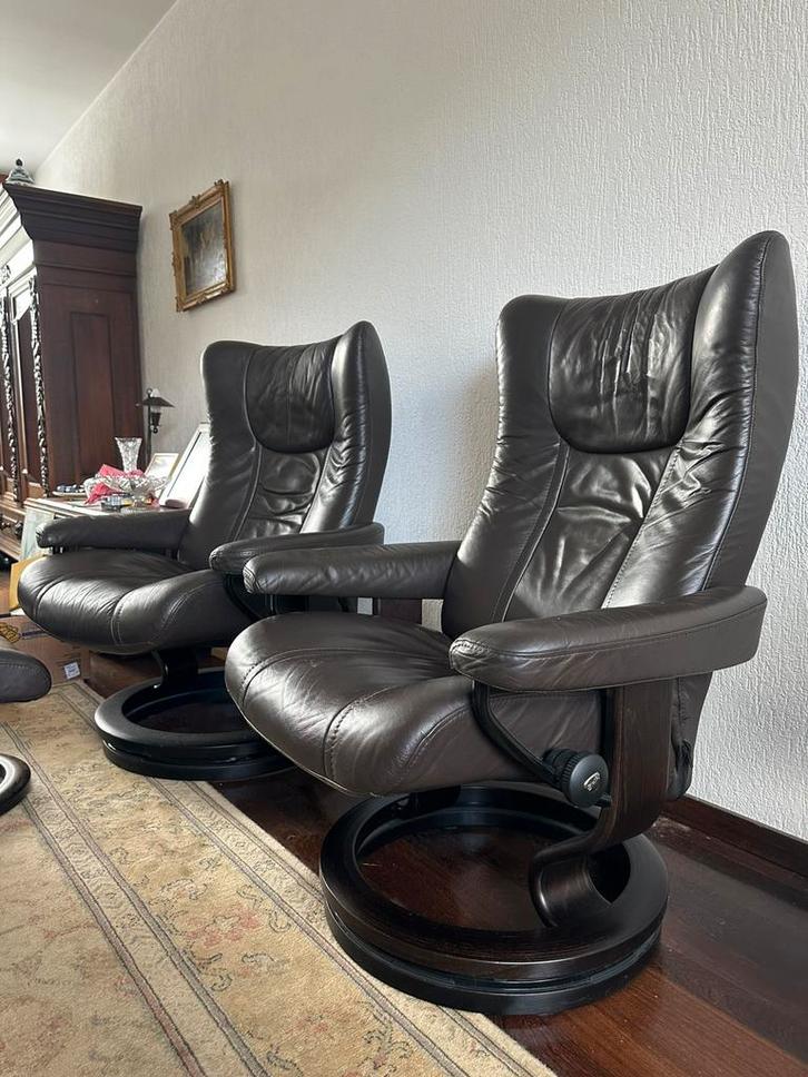 Twee Ekornes lederen gemaksstoelen met een voetenbankje, Huis en Inrichting, Fauteuils, Gebruikt, Hout, Leer, 50 tot 75 cm, Minder dan 75 cm