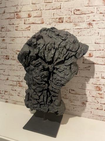 Zeer Mooi houten beeld op metalen voet beschikbaar voor biedingen