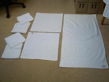 Witte keukendoeken 6 stuks en een handdoek beschikbaar voor biedingen