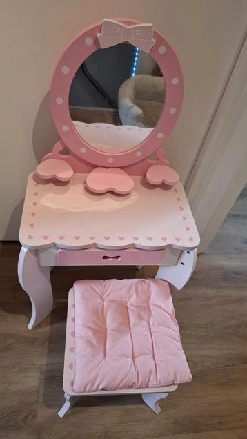 Roze kaptafel met tafel, spiegel en kruk, goede staat beschikbaar voor biedingen