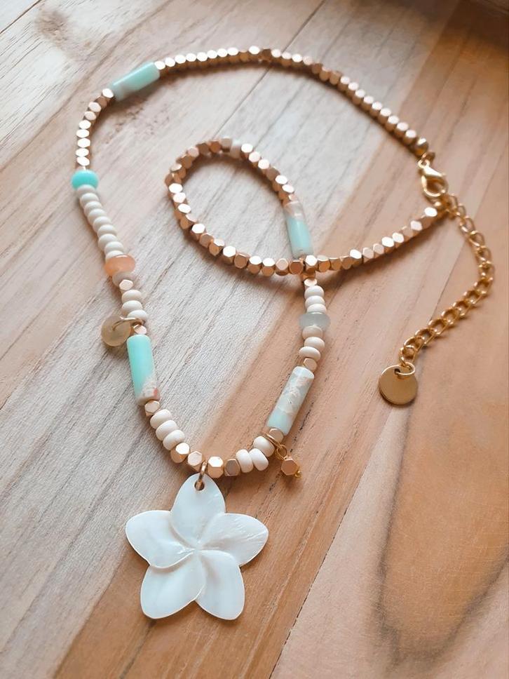 Prachtige Handgemaakte Halsketting met een Bloemetje hanger, Sieraden, Tassen en Uiterlijk, Kettingen, Nieuw, Verstelbaar, Ophalen of Verzenden