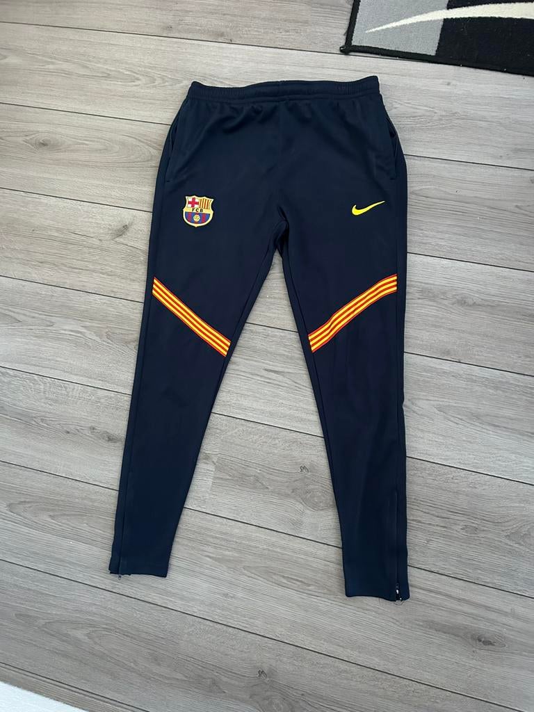 Trainingsbroek Nike Barcelona, maat XL valt kleiner, Kleding | Heren, Zwart, Maat 56/58 (XL), Ophalen of Verzenden, Voetbal