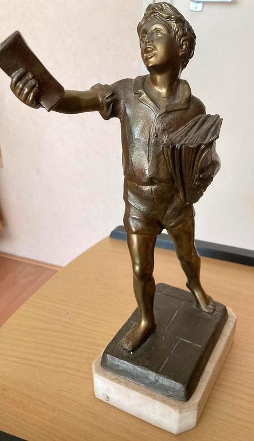 Bronzen sculptuur kranten jongen Paolo Uccello Napels marmer, Antiek en Kunst, Kunst | Beelden en Houtsnijwerken, Ophalen of Verzenden