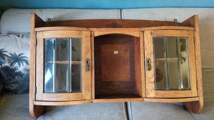 Vintage houten wandkastje met glazen deurtjes, Antiek en Kunst, Antiek | Meubels | Kasten, Ophalen