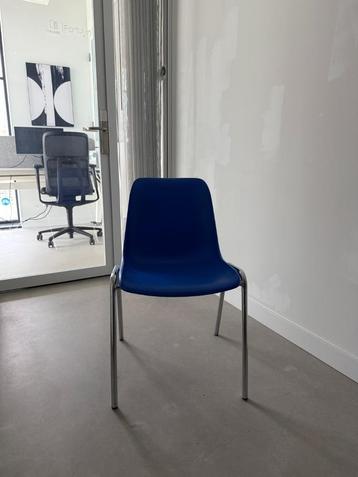 Stapelstoelen beschikbaar voor biedingen
