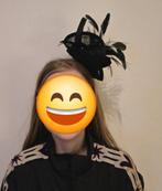 Elegante zwarte hoed met veren, Zo goed als nieuw, Hoed, Zandstra hoeden, One size fits all