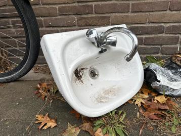 Oude Wastafel met Kraan beschikbaar voor biedingen