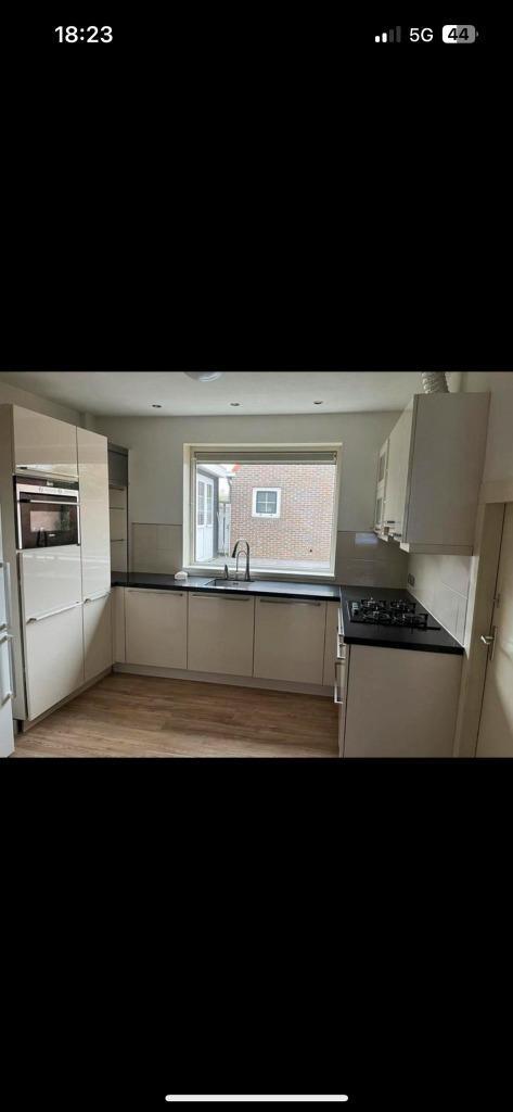 Moderne witte hoogglans L of U vorm keuken GEDEMONTEERD, Huis en Inrichting, Keuken | Complete keukens, Zo goed als nieuw, Hoekkeuken