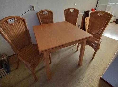 Houten uitschuiftafel met 4stoelen. Staat in Ermelo, Huis en Inrichting, Complete eetkamers, Zo goed als nieuw, Ophalen