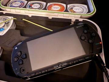 PSP met 15 spellen + bewaarbox beschikbaar voor biedingen