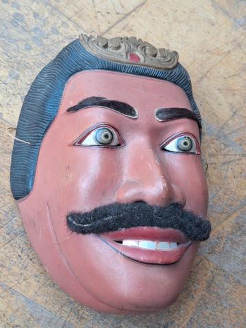Indonesisch masker van hout beschikbaar voor biedingen