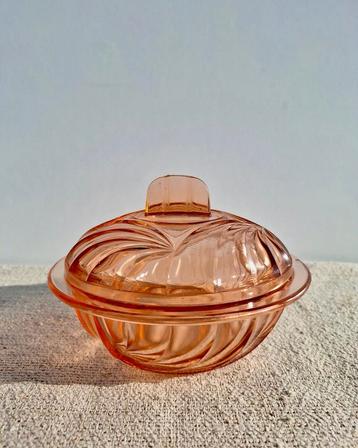 Vintage roze persglas schaaltje met deksel beschikbaar voor biedingen