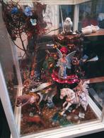 Sleich elfjes in vitrine met klei woning, Ophalen