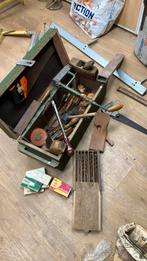 2 stuks oude timmerkisten met oud timmer gereedschap,, Doe-het-zelf en Verbouw, Gereedschap | Handgereedschap, Ophalen, Gebruikt