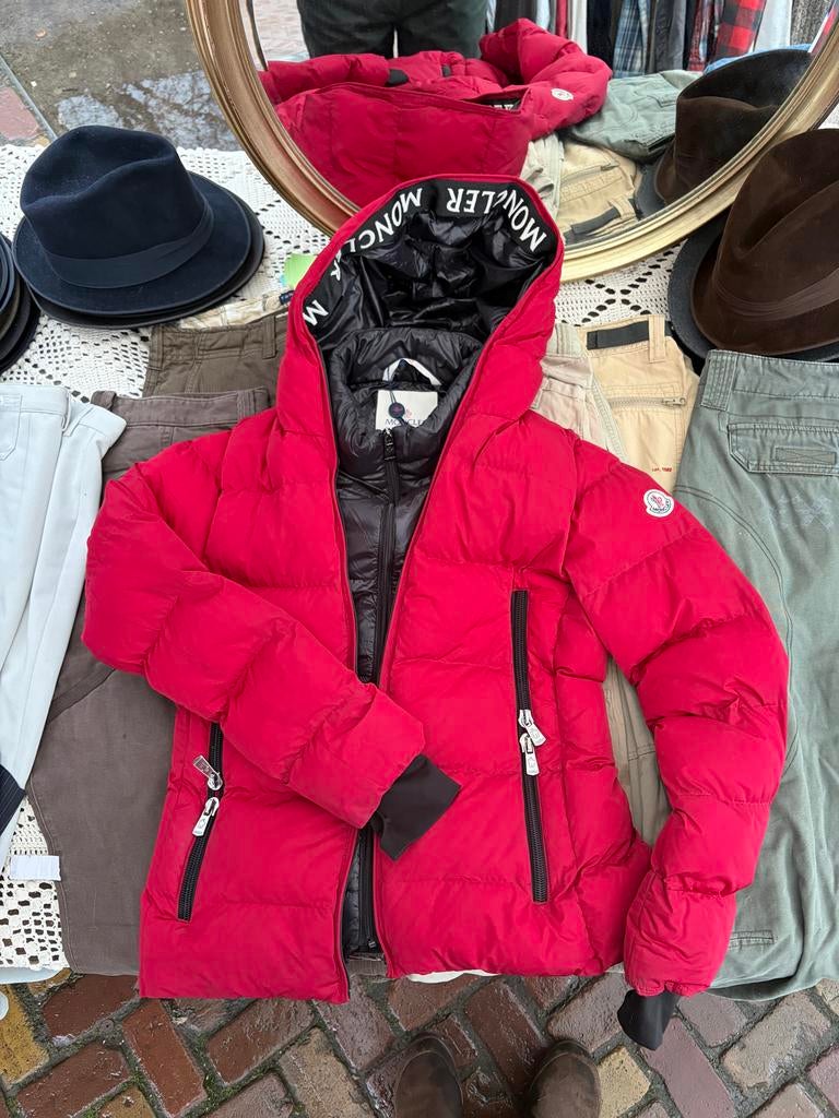 Moncler jas, Ophalen of Verzenden, Zo goed als nieuw, Maat 38/40 (M), Rood