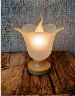 Vintage Tulp Tafellamp van Melkglas. Houten voet., Ophalen of Verzenden, Glas, Minder dan 50 cm