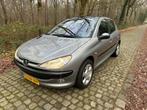 Peugeot 206 1.4 Gentry airco apk 12-2026!, Auto's, Peugeot, Stof, Zwart, 39 €/maand, 75 pk