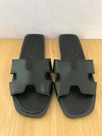Zwarte Hermès slippers beschikbaar voor biedingen