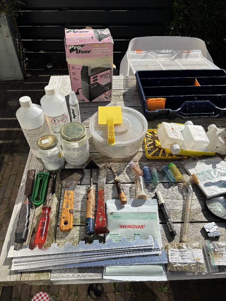 Diverse imker benodigdheden, Bijen