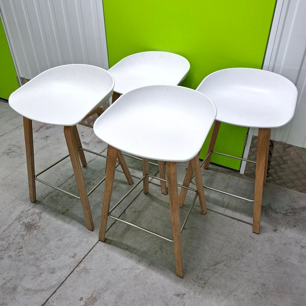 4x Hay About a Stool AAS32 Deens Design barkruk witte kuip, Huis en Inrichting, Barkrukken, Gebruikt, Hout, Met voetsteun, 60 tot 90 cm