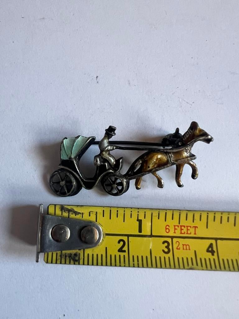 Antieke Broche Koets met Paard en Koetsier, Overige materialen, 4 tot 7 cm, Gebruikt, Overige kleuren