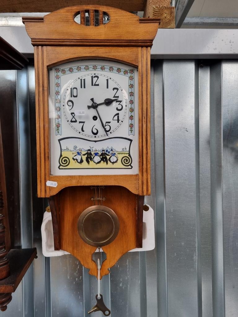 Houten wandklok met Delfts blauw decoratie, Ophalen