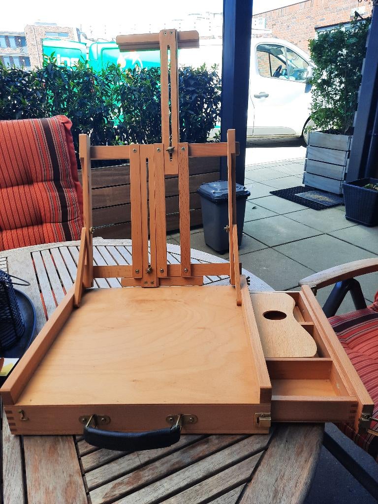 houten ezel met canvas geïsoleerd op een witte achtergrond. kunst benodigdheden. 6781089 Vectorkunst bij Vecteezy