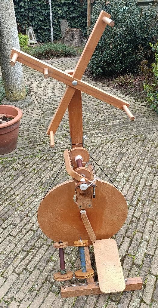 Spinnewiel LOUET S10 met 3 klossen + twijnrek + wol haspel, Hobby en Vrije tijd, Ophalen of Verzenden, Gebruikt, Spinnewiel