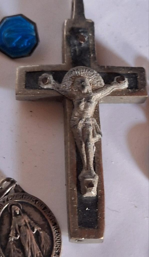 Diverse kruisjes En een Rozen medaillon,en een Maria hangert, Ophalen of Verzenden, Overige materialen, Overige merken