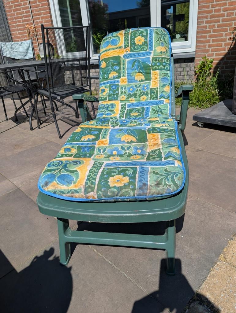 Inklapbaar ligbed (tuinstoel) met kussen., Ophalen, Gebruikt, Kunststof, Inklapbaar