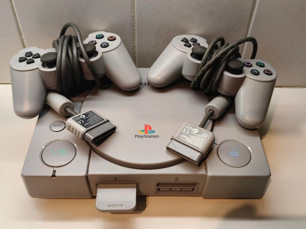 Sony PlayStation 1 (PS1) met 2 controllers en kabels, Gebruikt, 2 spelers, Eén computer, Ophalen of Verzenden