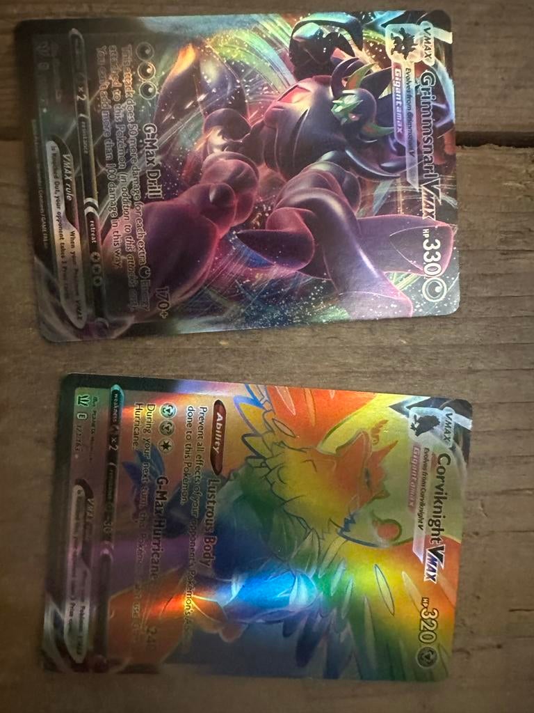 2 Pokémon VMAX kaarten: Grimmsnarl VMAX & Corviknight VMAX, Ophalen of Verzenden, Zo goed als nieuw, Meerdere kaarten, Foil