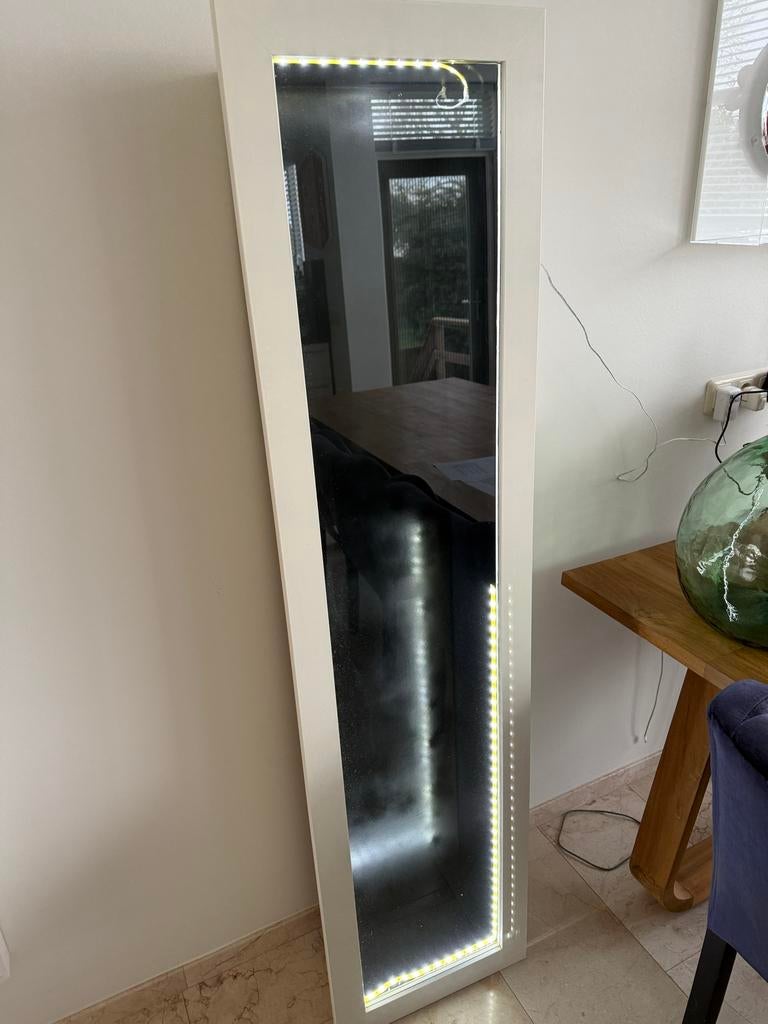 Vitrinekast smal zwart-wit met verlichting, Huis en Inrichting, Kasten | Vitrinekasten, Overige materialen, Minder dan 50 cm, Gebruikt